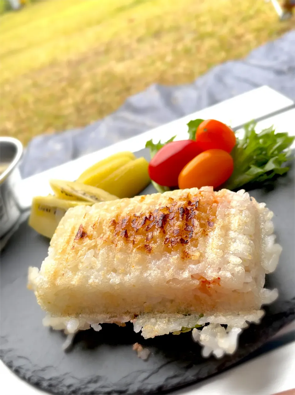 キャンプ朝飯　ホットサンドメーカーで焼きおにぎり|Nobuko  Kawanishiさん