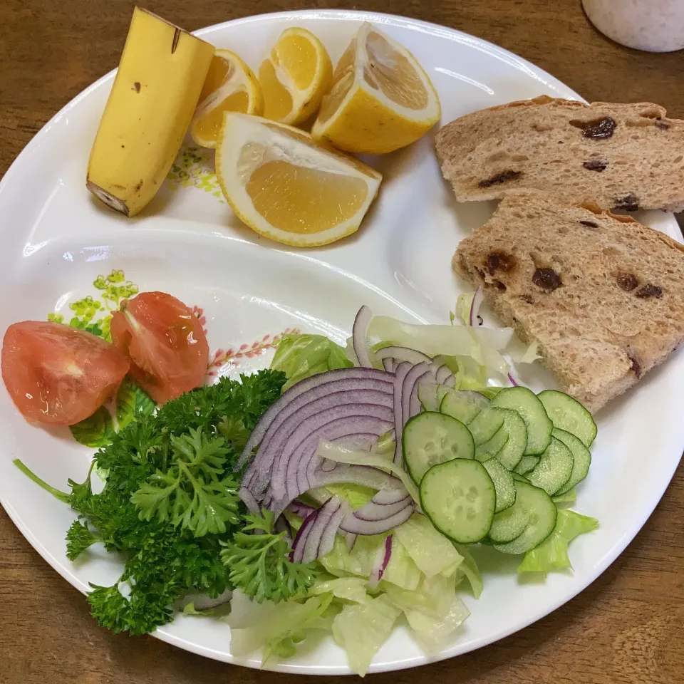 ぶどう🍇パンとサラダ🥗|みんみんさん