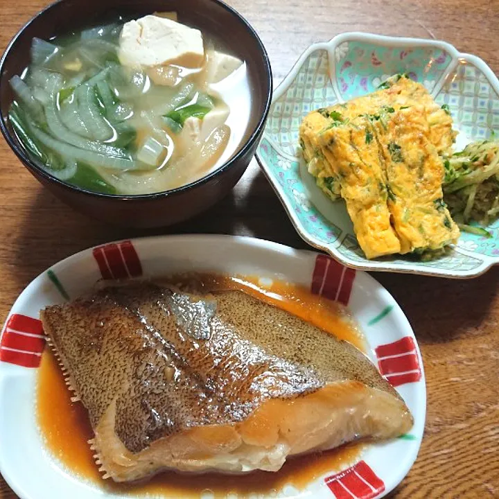 からすかれいの煮付け
三つ葉のだし巻き
胡瓜のごま和え
豆腐と玉ねぎと青ねぎのお汁|たつかばさん