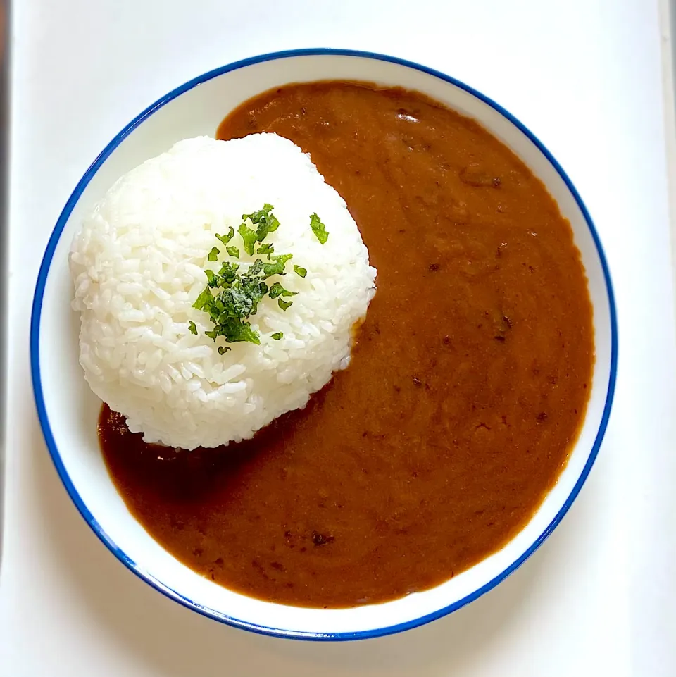 Snapdishの料理写真:三日月みたいにカレーを盛り付ける。|かっちゃん杉さん