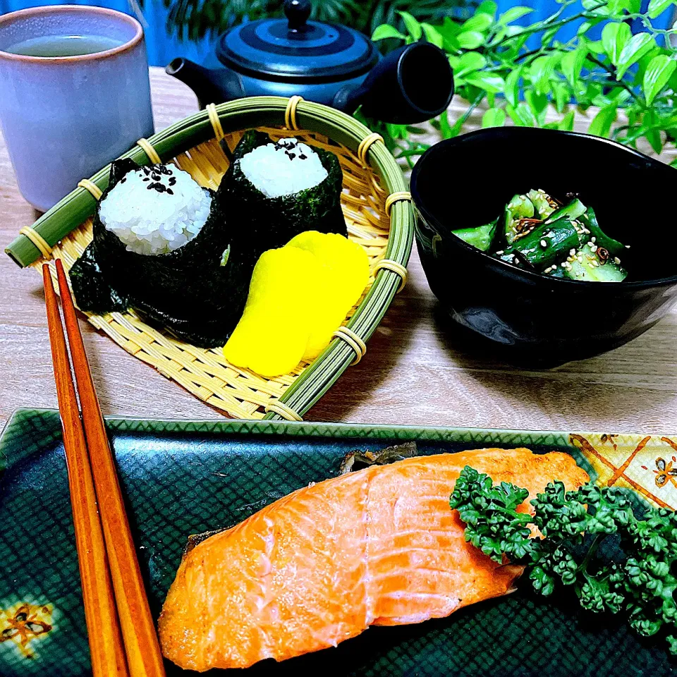 Snapdishの料理写真:簡単だけど美味しい夕食　　　🍙おかかおにぎり、🐟焼き塩しゃけ、🥒ピリ辛やみつきキュウリ|Sの食卓さん