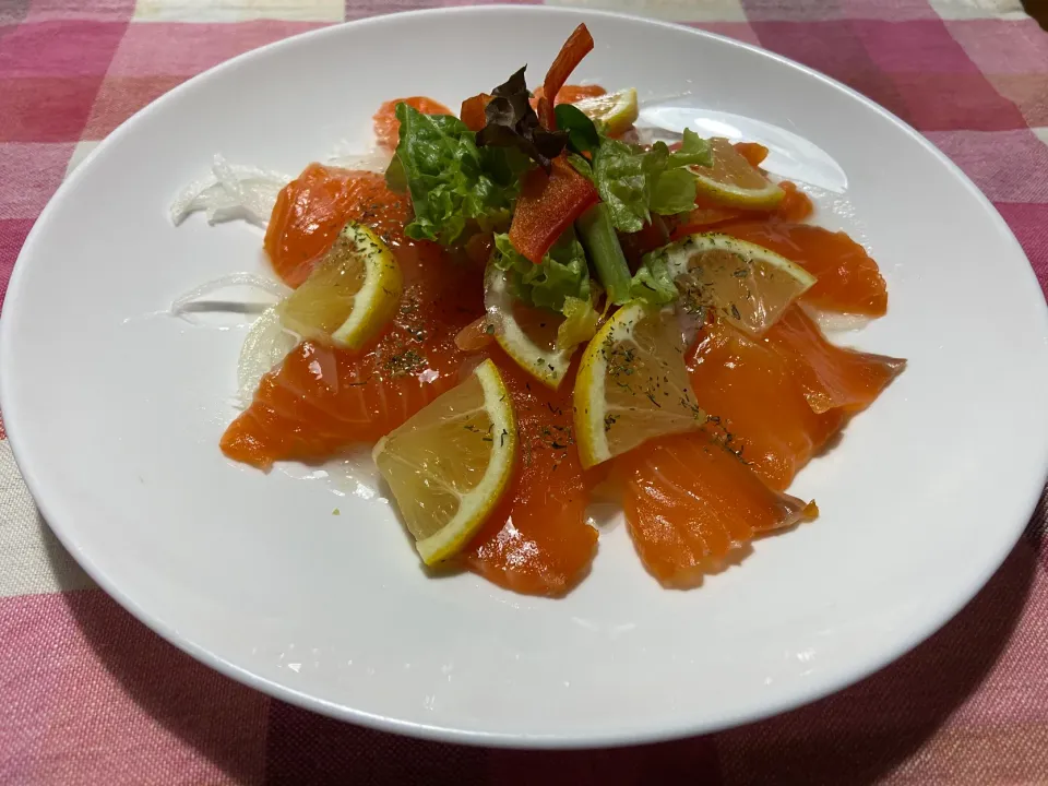 スモークサーモンのカルパッチョ|ハルのただ飯さん