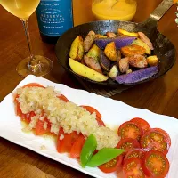 2種類のトマト🍅🍅🍅のサラダ自家製ドレッシングのせ&カラフルじゃがいも🥔とハーブウインナーグリルで白ワインからスタート🍷🍾|YOKOさん