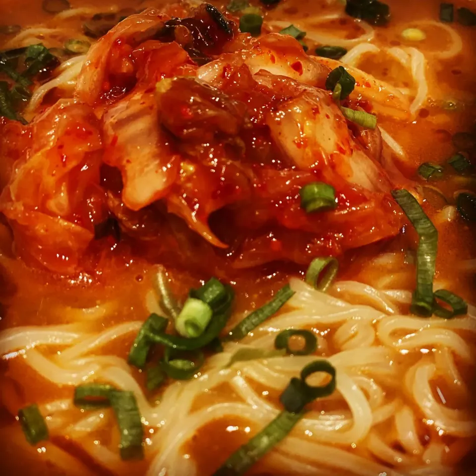 Hot & Spicy Miso Ramen Soup Flavored with Butter, Kimchi,Chives with Noodles 🍜 #noodles #ramen #homecooking 
#freshsoup #kimchi #chefemanuel|Emanuel Hayashiさん