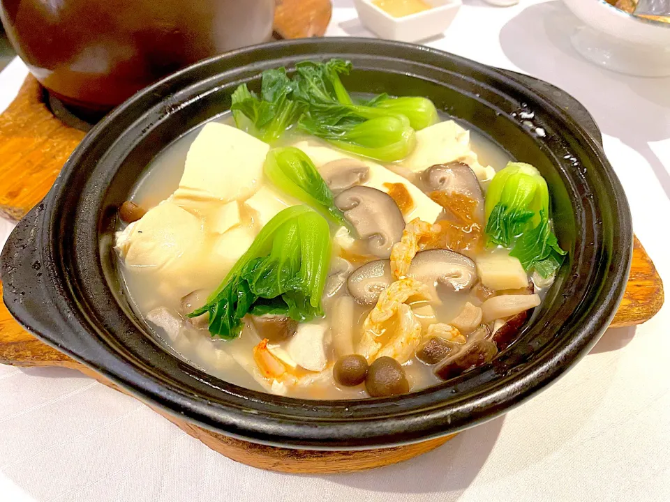 Poached tofu with dried shrimps, assorted mushrooms and vegetables|skyblueさん