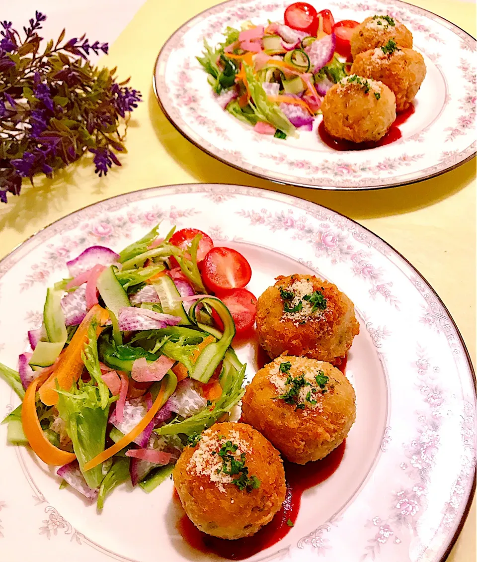 🌱パセリライス（もち麦入り）コロッケと彩り野菜サラダ🌱|ちゃべさん