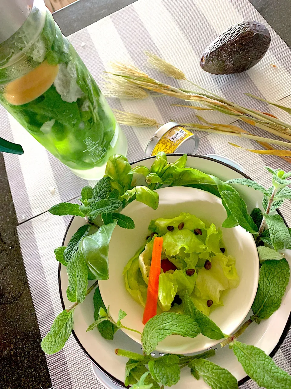 ミント水とグリーンハーブサラダ🥗|シュトママさん