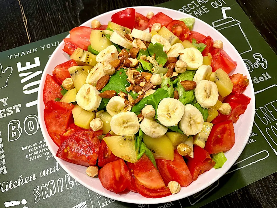 休日のサラダ！たっぷり🥗#トマト🍅#キウイ🥝#オーガニックバナナ🍌#アーモンド#ヘーゼルナッツ#奈良のサラダ菜|Hi-Niさん