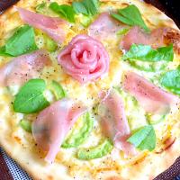 生ハムとアボガドのピザです(∩´∀`∩)💕レーズン酵母生地です〜♬︎♡