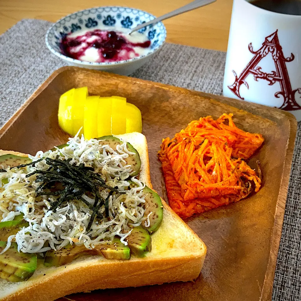 アボカドしらすトーストで朝食|ツインうさぎさん