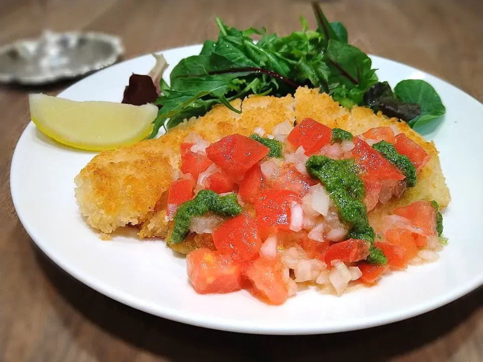 新玉ねぎとトマト セロリコのさっぱりソースチキンカツ|古尾谷りかこさん