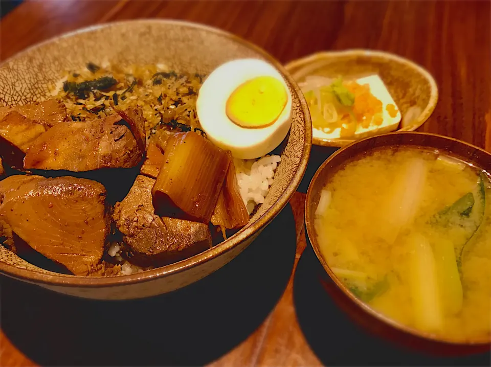 初鰹のにんにく醤油炊き丼と島らっきょうと長葱の味噌汁|deekay71さん