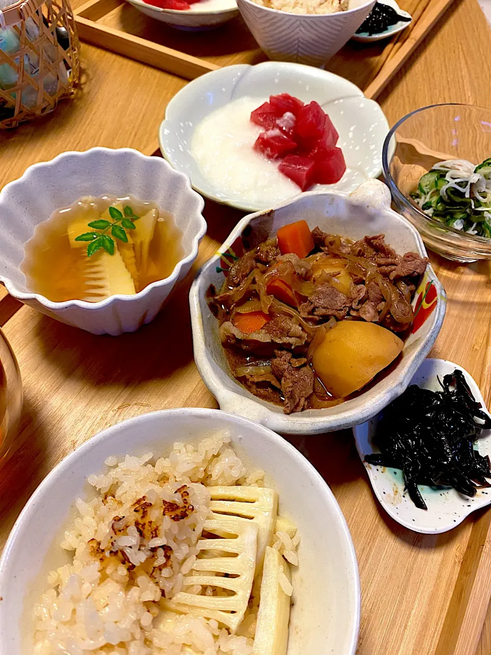 肉じゃが　筍ごはん　おすまし　マグロのやまかけ　酢の物|エトフさん