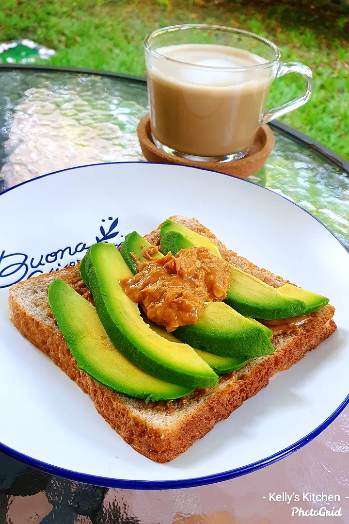 Avocado Toast with Peanut Butter Jam|Kelly Low Yen Yingさん