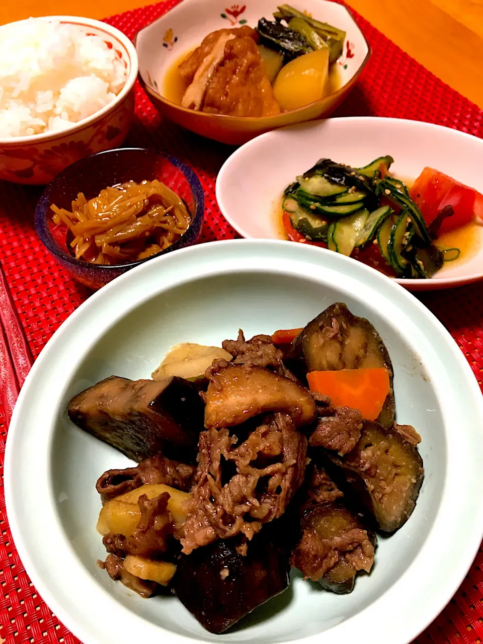 牛肉とじゃがいもとにんじんと椎茸の味噌炒め、玉ねぎ天と大根と小松菜の煮物、トマトときゅうりとわかめの中華和え、なめ茸|クリスティーヌさん