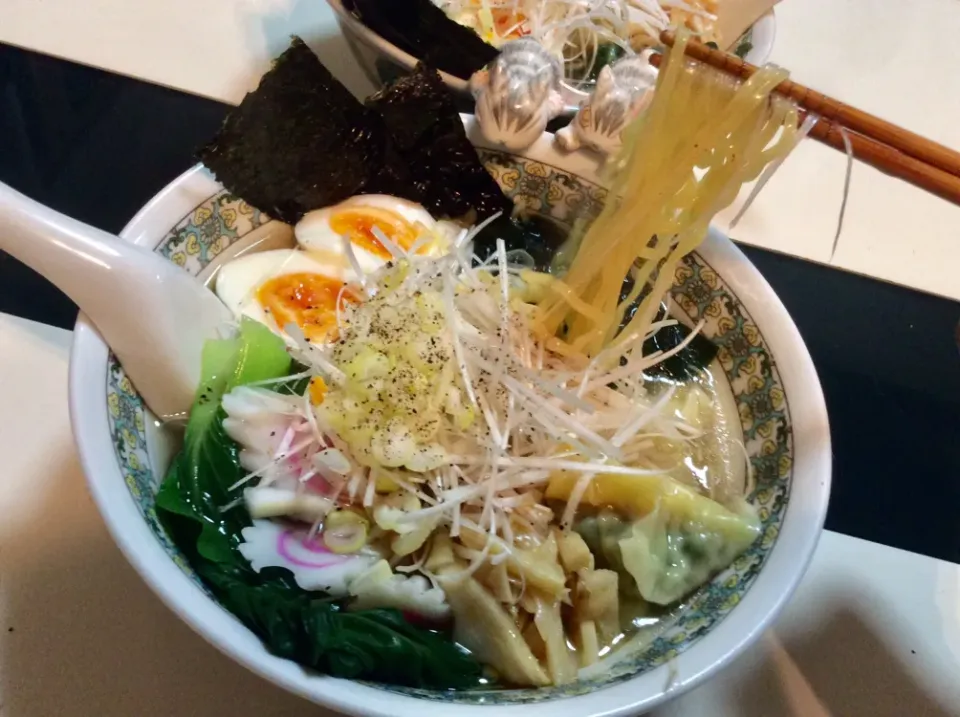 Snapdishの料理写真:武藤製麺所としおの風を意識して作ってみた鳥ワンタン入りの塩ラーメン                                 レシピ動画↓↓↓↓|Takeshi  Nagakiさん