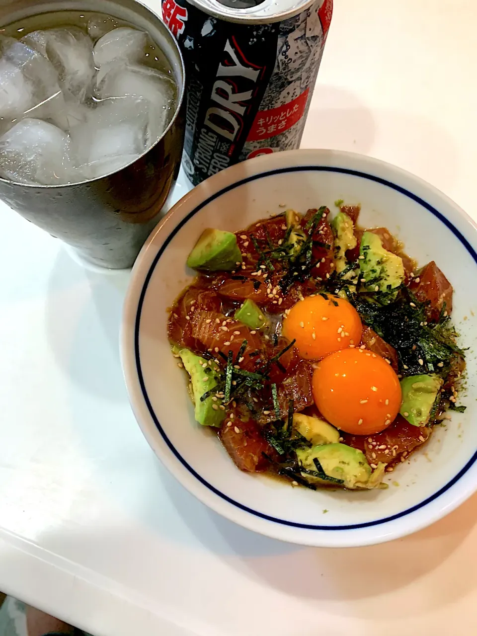 夜の部　アボカドサーモンユッケ🍻🥑嫁にいつも卵黄潰されるから２つ入り(^^)|良太さん