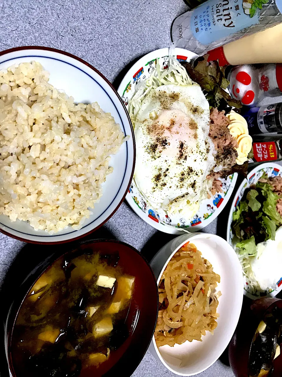 半分は塩花椒で半分は塩胡椒で #夕飯　ロウカット玄米、目玉焼き(ターンオーバーじゃないやつ)、豆腐ワカメ昆布味噌汁、レタスキャベツサラダ、切り干し大根|ms903さん