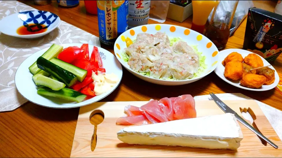 Snapdishの料理写真:4/29の夕食
お家で乾杯🥂
コンビニのおつまみも追加でチーズ登場‼️|卯月さん