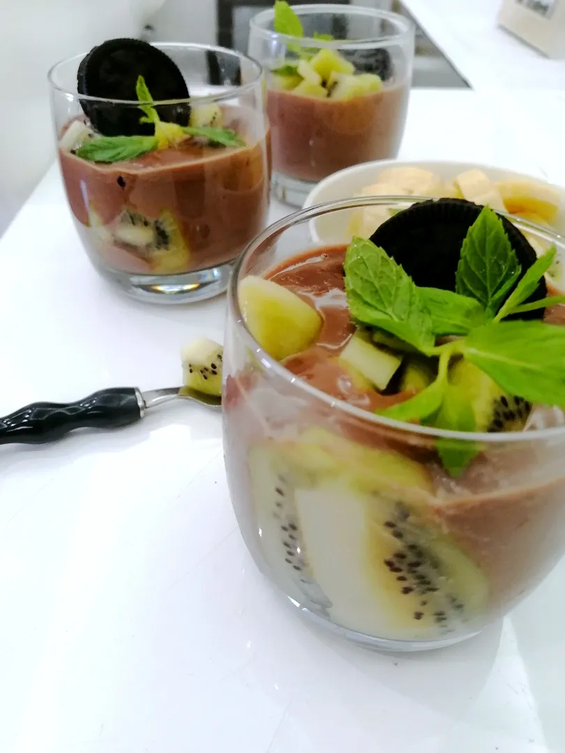 Snapdishの料理写真:KIWI AND CHOCO PUDDING|Christelle S. Karamさん