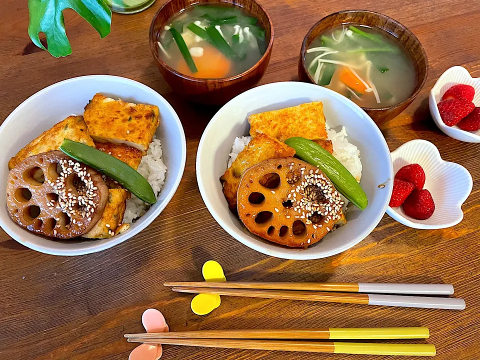 豆腐ステーキ丼　にんじんとえのきとニラのお味噌汁|ＭＡＲＵＥ家の食卓さん