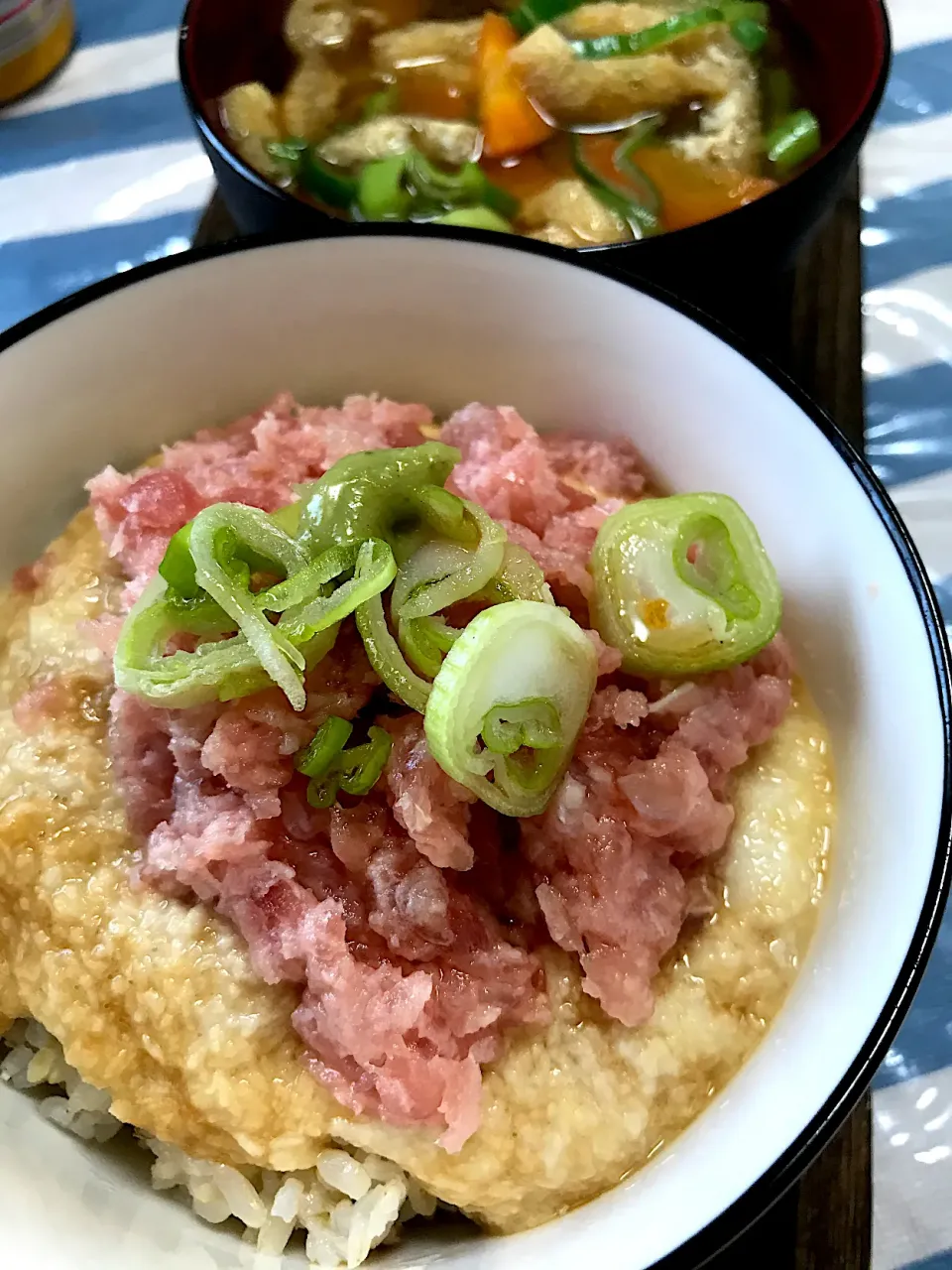 ねぎとろとろろ丼と大根人参ズッキーニ油揚げの味噌汁|カピバラおやじさん