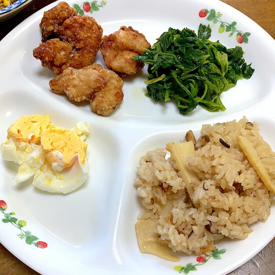 唐揚げと竹の子炊き込みご飯とほうれん草バター炒め|みんみんさん