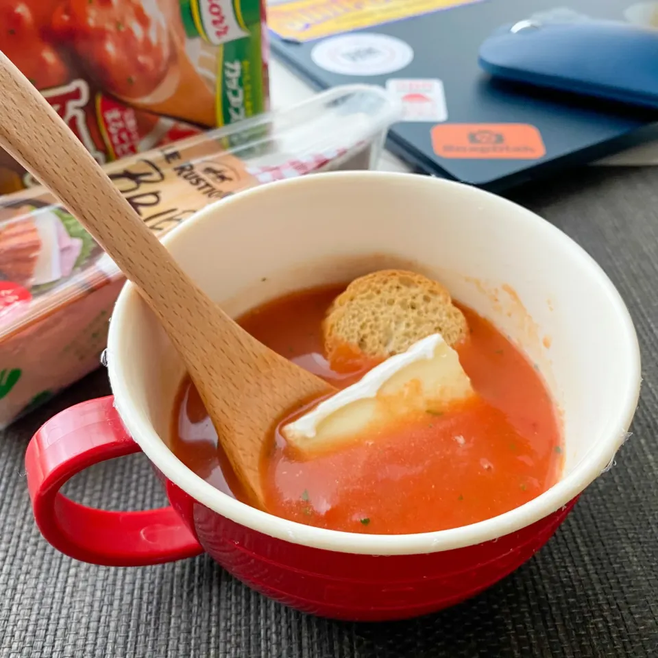 Snapdishの料理写真:ブリーを混ぜて食べるトマト🍅のカップスープ|ぶりてりあさん