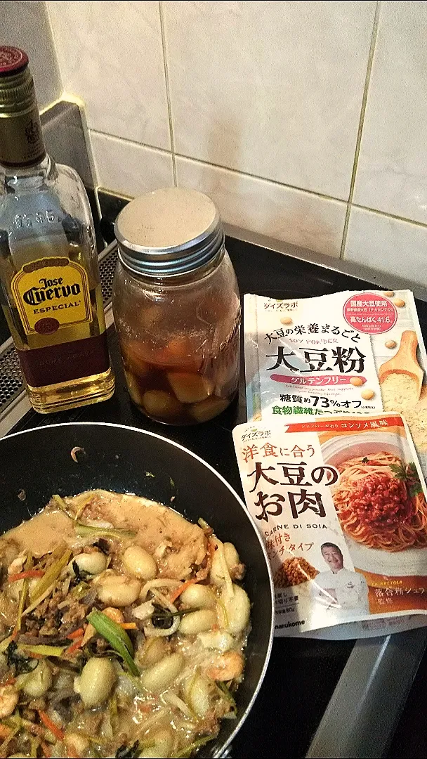 大豆粉のニョッキ。テキーラ風味！えびは、レモン酢とニンニク酢マリネしています。大豆のお肉ミンチと、香草たっぷり、糀甘酒で仕上げます。|ミントさん