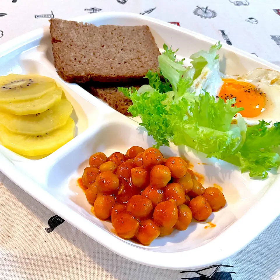 ブランチ。ライ麦パンとひよこ豆をスパイシーに炊いたんと目玉焼きとキウイ。美味しい。|Chiaki Kobayashiさん