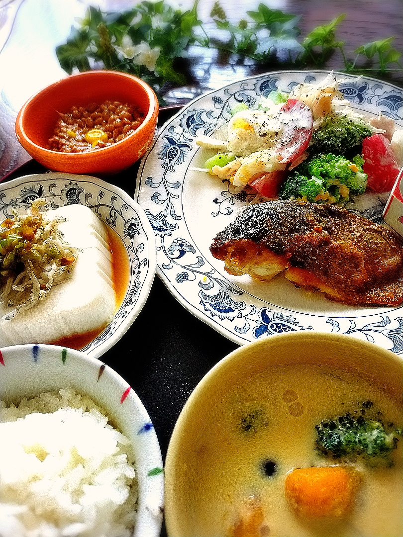 鯵のムニエルとかぼちゃ豆乳スープ
୨୧┈┈┈┈┈┈┈┈┈୨୧
16時間ダイエットを取り入れているので、最初の食事が昼食となります。

今日はボリュームたっぷりで、1,023Kcalもありました。(^_^;)

豆乳スープは、隠し味に味噌を入れました。

タンパク質の摂取を意識しました。