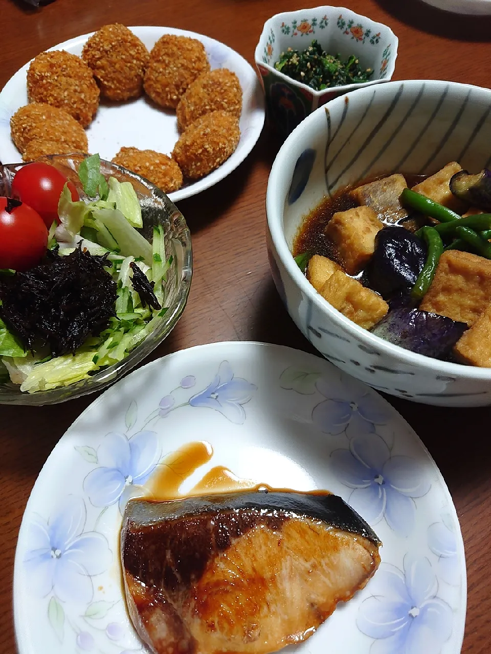 ブリの照り焼き
茄子と揚げ出し豆腐炊き合わせ
ほうれん草胡麻和え
コロッケ
サラダ|ぱやさん