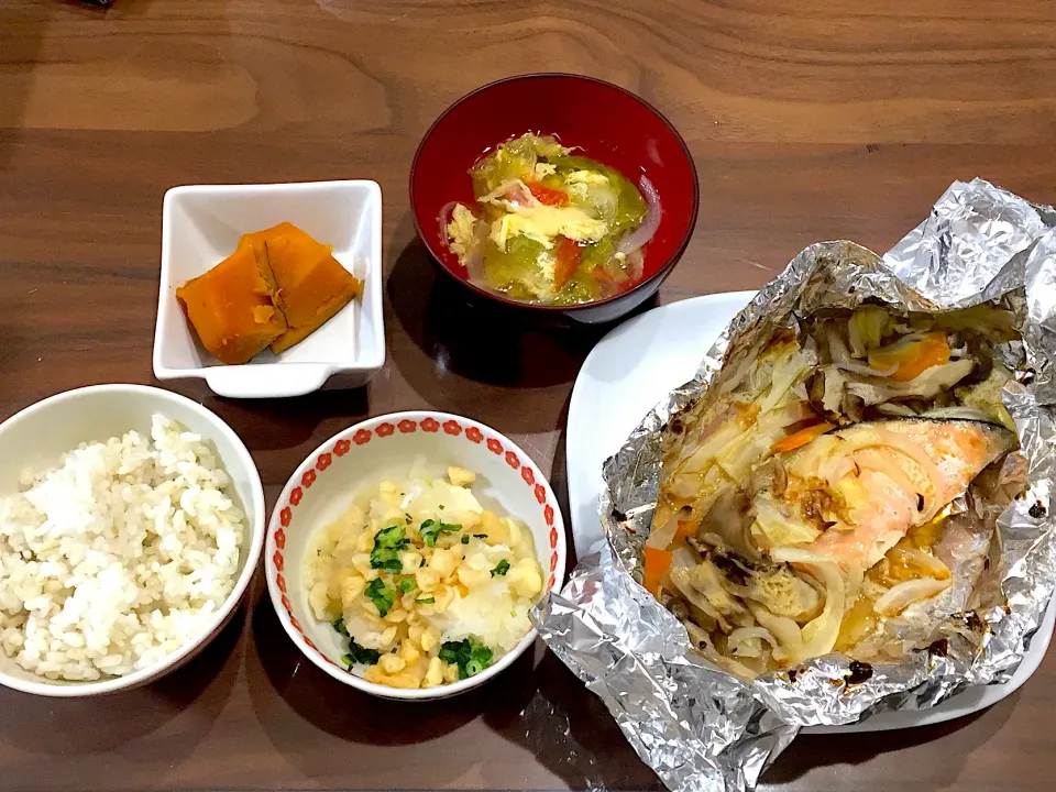 Snapdishの料理写真:豆腐のおろし煮 鮭のホイル焼き トマトとレタスの中華スープ かぼちゃの煮物|おさむん17さん