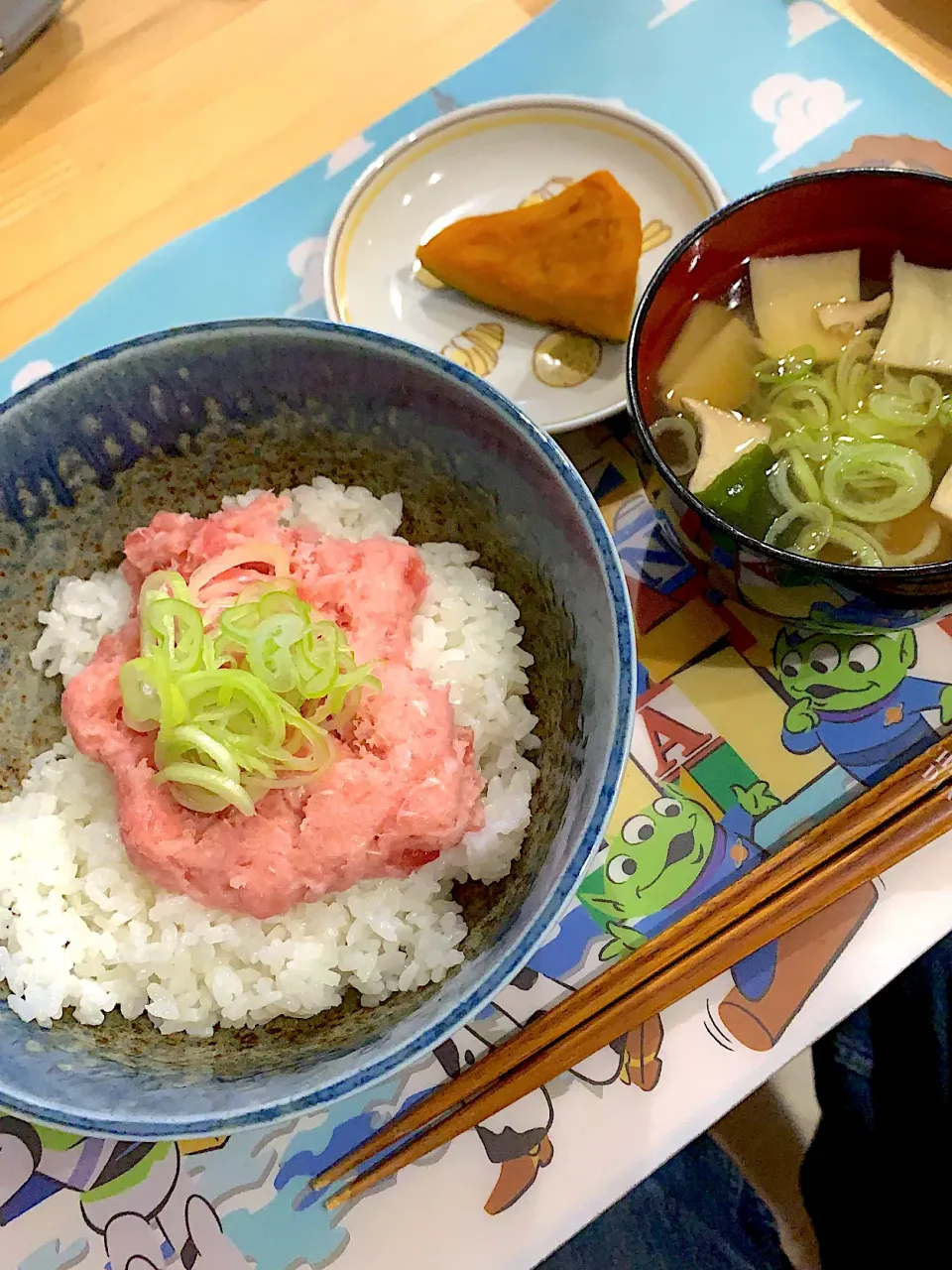 ・ネギトロ丼　・エリンギとワカメのお味噌汁　・かぼちゃの煮物|ぺろたんさん