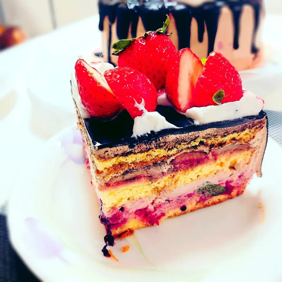 Snapdishの料理写真:ミックスベリーといちごの生チョコクリームケーキ|闇夜の狸さん