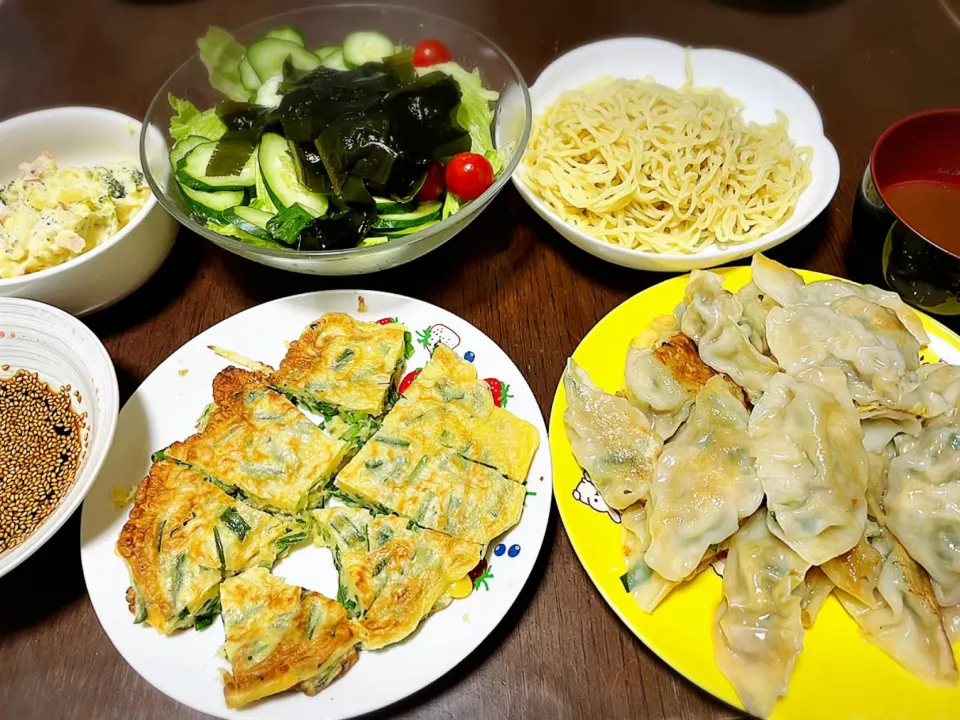 手作り餃子＆ニラチヂミ＆ポテトサラダ＆つけ麺＆わかめサラダ|やんやんさん