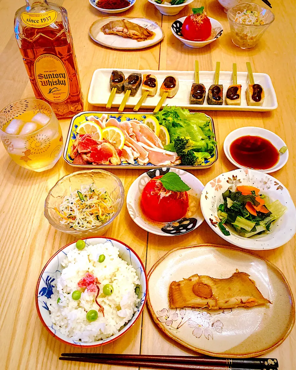 今日の夕食　ナメタカレイの煮付け　生麩田楽　鶏の刺身　春雨の中華サラダ　トマトのお浸し　うまい菜と人参とわかめのお浸し　豆ごはん|ふわ猫はなちゃんさん