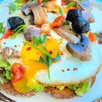 Fried egg toast with avocado|lindaさん