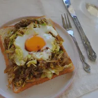 Snapdishの料理写真:キャベツと卵と焼きそば粉末ソースのパン|すずき🐼さん