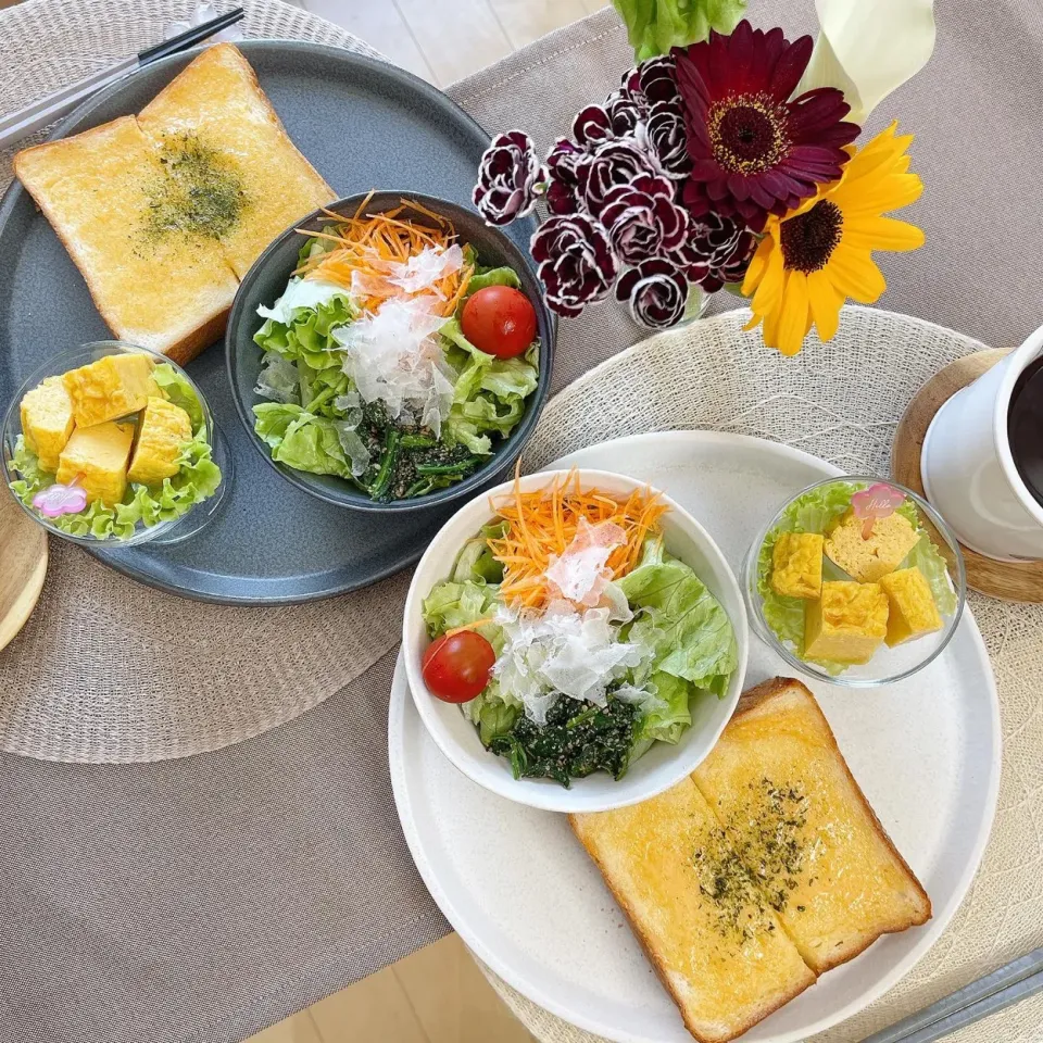 Snapdishの料理写真:5/1❤︎GWモーニング🌱
・明太子マヨトースト（嵜本食パン）
・松露たまご焼き
・グリーンサラダ|Makinsさん