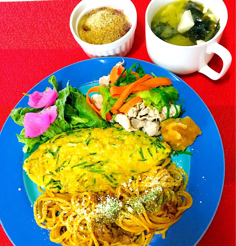 朝カレーワンプレート💪カレースパゲティ🍛🍝長芋・あさつき入りオムレツ😋茹で豚肉野菜のおろしポン酢😋🙏元気な高齢者の元気が出る朝ごはんです^_^💪🤗|HAMI69さん