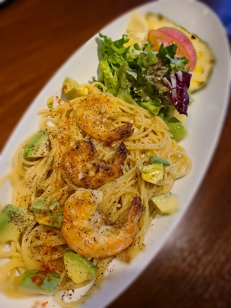 ～おそとでランチ～
ガーリックシュリンプとアボカドのパスタ😋🍝|みぽりん♪さん