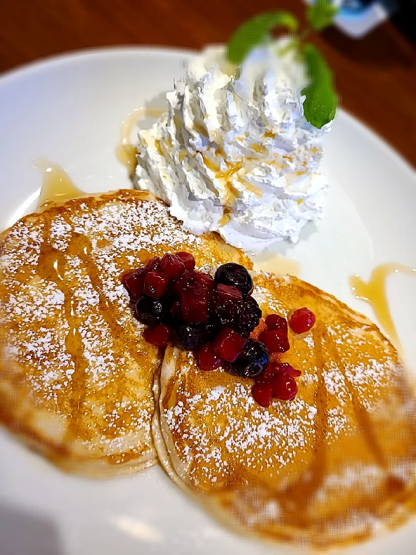 ～おそとでランチ～
生クリームたっぷりラズベリーパンケーキ😋|みぽりん♪さん