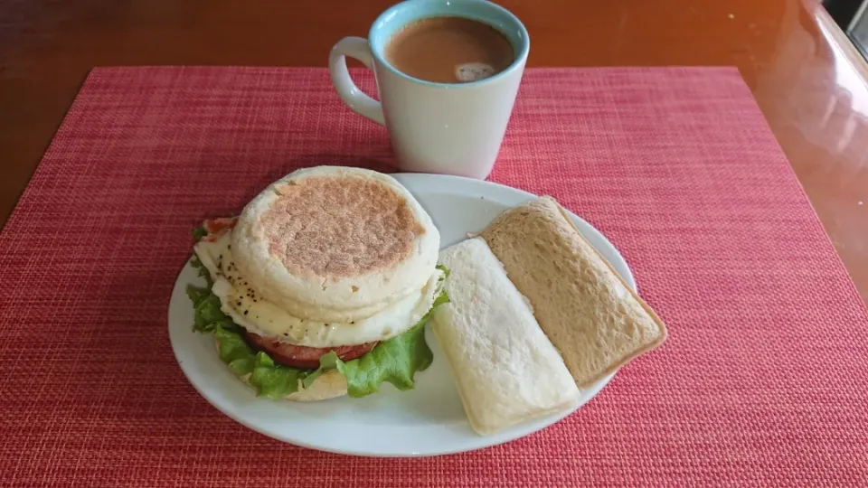 Snapdishの料理写真:ソーセージと卵でマフィン☕|chikakoさん