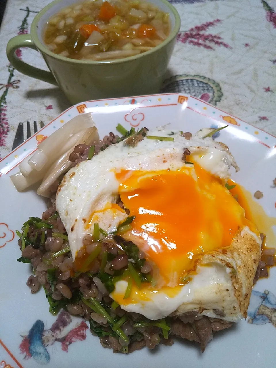 今日のお昼ごはん
※牛肉と豆苗の雑穀ご飯チャーハン
※野菜スープ|れあMIXさん