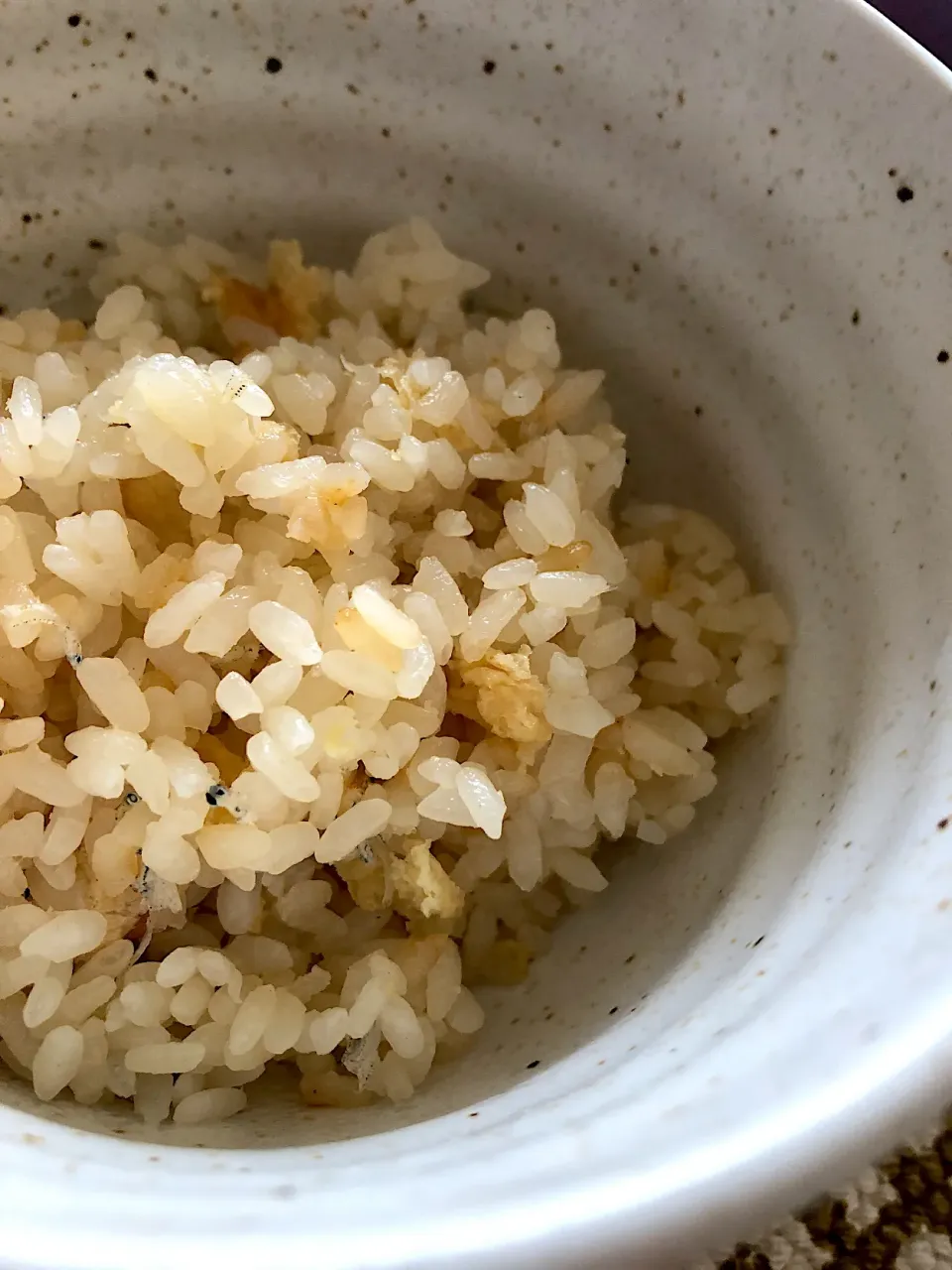 お砂糖代わりにマシュマロで、シラスとお揚げさんの炊き込みご飯😊|Tina Tomoko😋さん