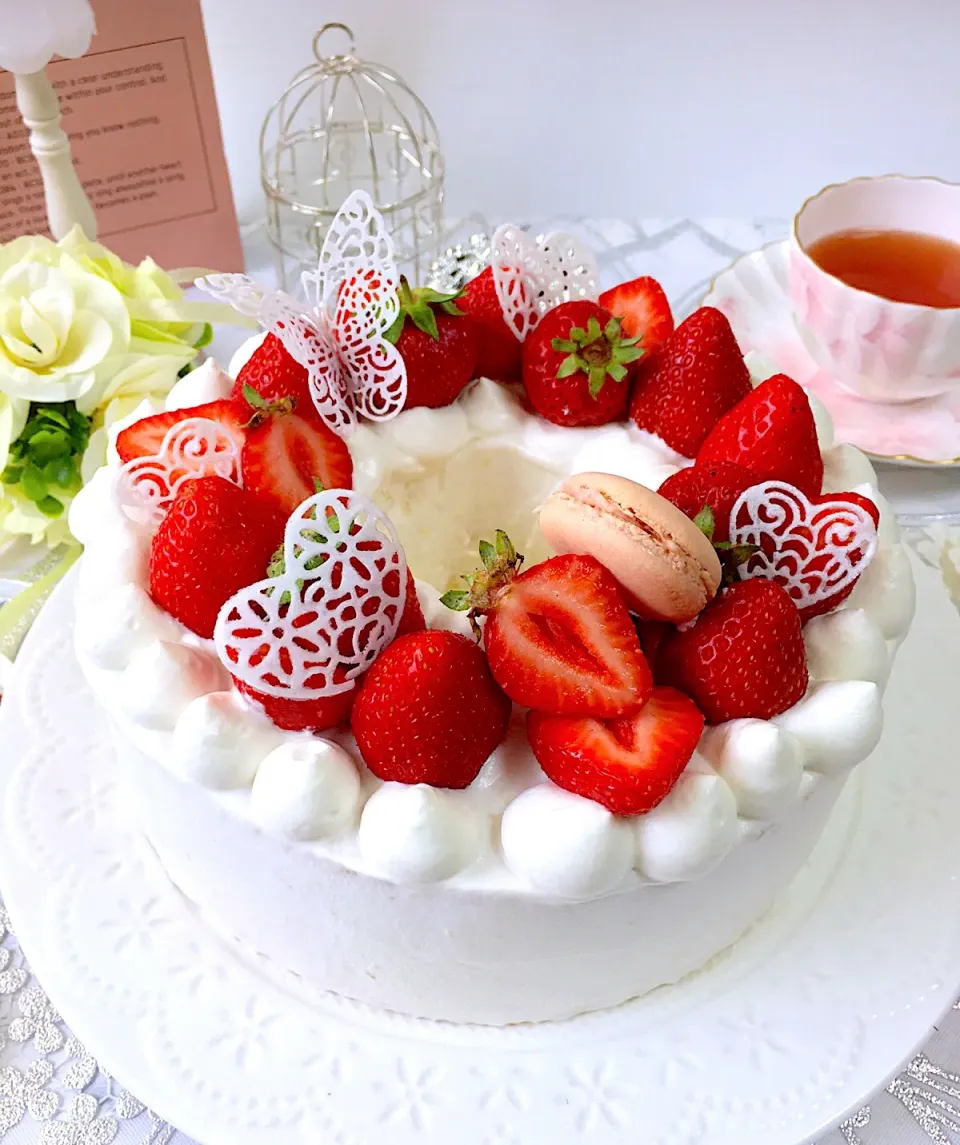 苺のシフォンケーキです(∩´∀`∩)💕あまおう使用です🍓|sucreroomさん