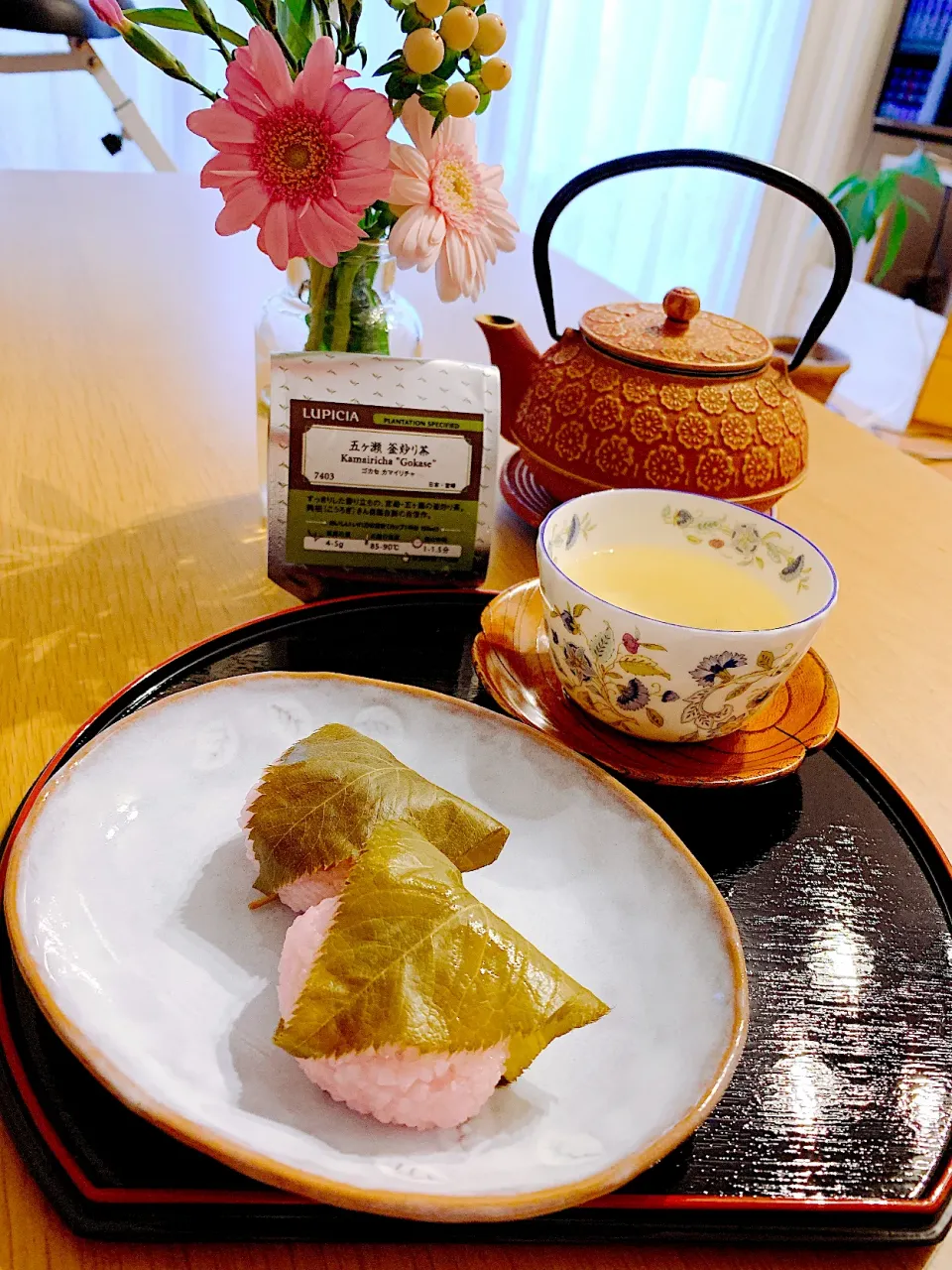 Snapdishの料理写真:道明寺と五ヶ瀬釜炒り茶でお茶の時間|Mikaさん