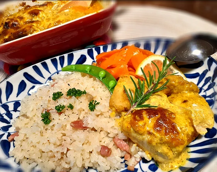 Snapdishの料理写真:ごぼうピラフと
　タンドリー風チキン🍗
　キャロットラペ🥕添え|びせんさん