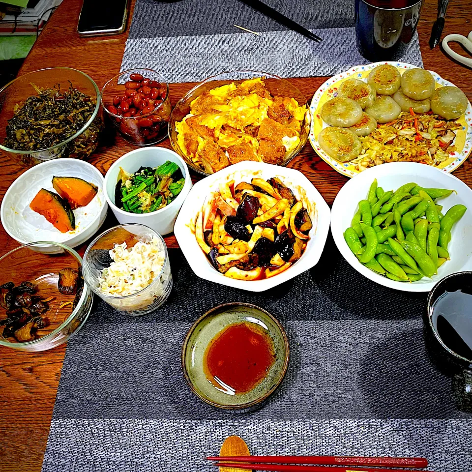 カツとじ、ニラ焼餅、野菜炒め、茄子炒めと茹でイカの味噌和え、金時豆、枝豆、ほうれん草おひたし常備菜、漬物、|yakinasuさん